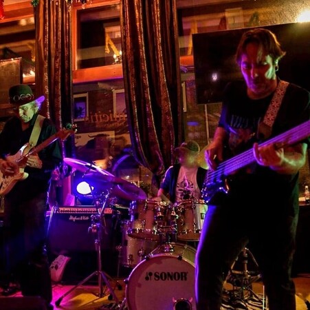 Zaterdag 25 april - King's Night met STONE (pop/rock) - Muziekcafé de Tapperrij - Aanvang 21.30 u - GRATIS