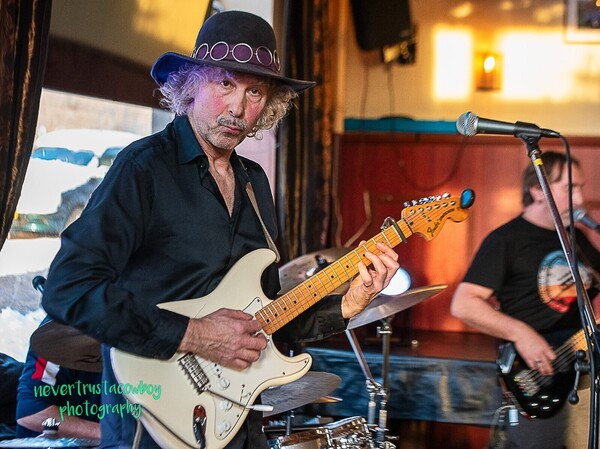 Zaterdag 25 april - King's Night met STONE (pop/rock) - Muziekcafé de Tapperrij - Aanvang 21.30 u - GRATIS